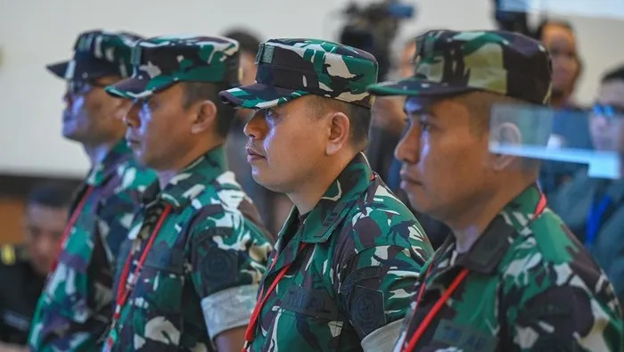 Terdakwa kasus penyiraman air keras kepada aktivis KontraS Andrie Yunus, Lettu Sami Lakka (kanan), Kapten Nandala Dwi Prasetya (kedua kanan), Lettu Budhi Hariyanto Cahyono (kedua kiri), dan Serda Edi Sudarko (kiri) menjalani sidang pembacaan dakwaan. ANTARA FOTO/Fauzan
