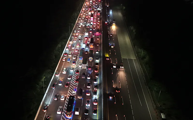 Ilustrasi ruas tol.Ekosistem digital Travoy (Travel With Comfort and Joy) 3.0 dari Jasa Marga menjadi asisten digital utama bagi pemudik Idulfitri 1447 H/2026 yang melintasi Tol Jakarta-Cikampek. Sebagai tulang punggung informasi perjalanan, Travoy terintegrasi dengan pusat komando Jasa Marga, terutama dalam mengelola lonjakan lalu lintas yang mencapai puncaknya di Tol Cikampek Utama pada arus mudik. Robinsar Nainggolan
