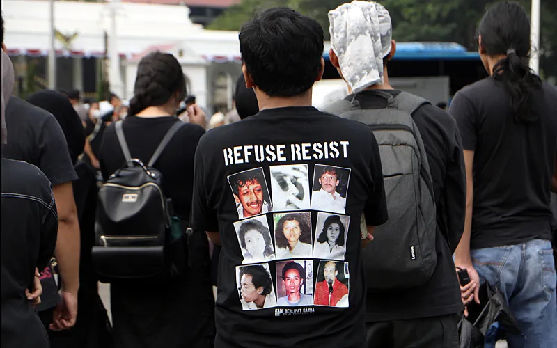 Aksi Kamisan ke-906 dilaksanakan pada hari ini, Kamis, (30/4/2026). Aksi yang telah berjalan selama lebih dari 19 tahun ini terus menjadi ruang bagi keluarga korban dan aktivis untuk menuntut penuntasan kasus pelanggaran HAM berat di Indonesia. Robinsar Nainggolan