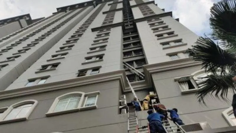 Petugas pemadam mengevakuasi penghuni Apartemen Mediterania, Tanjung Duren, Jakarta Barat (Jakbar), yang terjebak akibat kebakaran.ANTARA/Risky Syukur