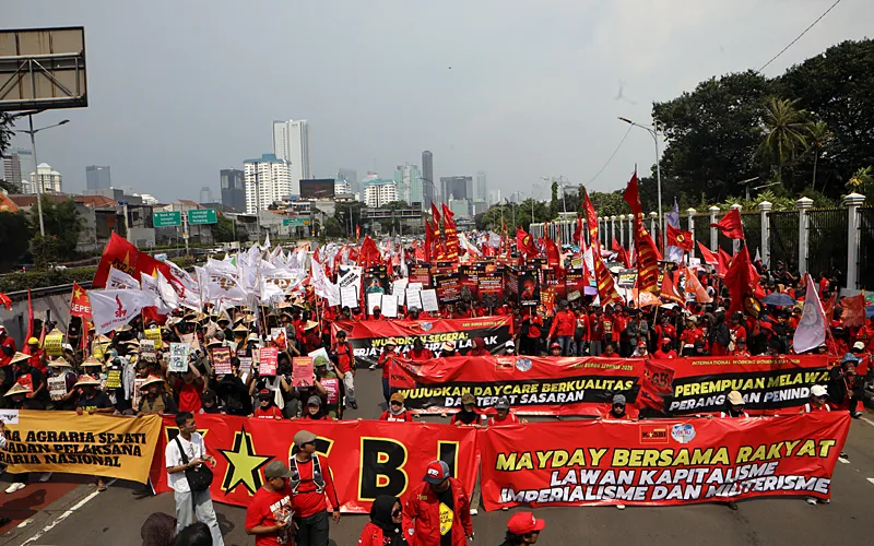 Ribuan Buruh dan Mahasiswa menggelar aksi May Day 2026 di depan Gedung DPR RI Jakarta, Jumat (01/05/2026). Pengunjuk rasa menggelar aksi memperingati Hari Buruh Internasional atau May Day 2026 di depan Gedung DPR RI, Jakarta, Jumat (1/5/2026). Dalam aksi tersebut, massa menyuarakan sejumlah tuntutan, di antaranya pengesahan RUU Ketenagakerjaan, penghapusan sistem outsourcing, serta penolakan terhadap praktik upah murah. Robinsar Nainggolan
