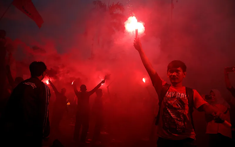 Ribuan Buruh dan Mahasiswa menggelar aksi May Day 2026 di depan Gedung DPR RI Jakarta, Jumat (01/05/2026). Pengunjuk rasa menggelar aksi memperingati Hari Buruh Internasional atau May Day 2026 di depan Gedung DPR RI, Jakarta, Jumat (1/5/2026). Dalam aksi tersebut, massa menyuarakan sejumlah tuntutan, di antaranya pengesahan RUU Ketenagakerjaan, penghapusan sistem outsourcing, serta penolakan terhadap praktik upah murah. Robinsar Nainggolan