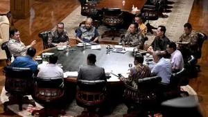 Menyiapkan Sekoci bagi Penumpang Kapal Retak