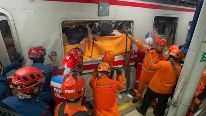 Penyelamatan Menegangkan di KRL Bekasi Timur, Basarnas Turun Tangan foto metrotvnews.com
