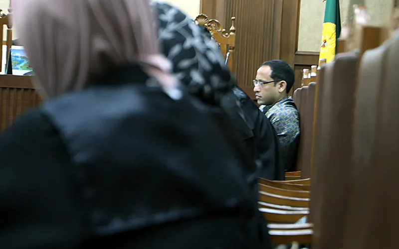 Terdakwa kasus dugaan korupsi pengadaan chromebook, Nadiem Makarim, kembali menghadiri persidangan di Pengadilan Tipikor Jakarta pada Senin (4/5/2026). Majelis Hakim secara tegas menolak permohonan tim hukum mantan Mendikbudristek tersebut untuk melaksanakan persidangan secara daring atau melalui Zoom. Pakar Hukum Pidana Universitas Padjajaran Romli Atmasasmita dihadirkan sebagai ahli meringankan oleh Eks Mendikbudristek Nadiem Makarim. Robinsar Nainggolan