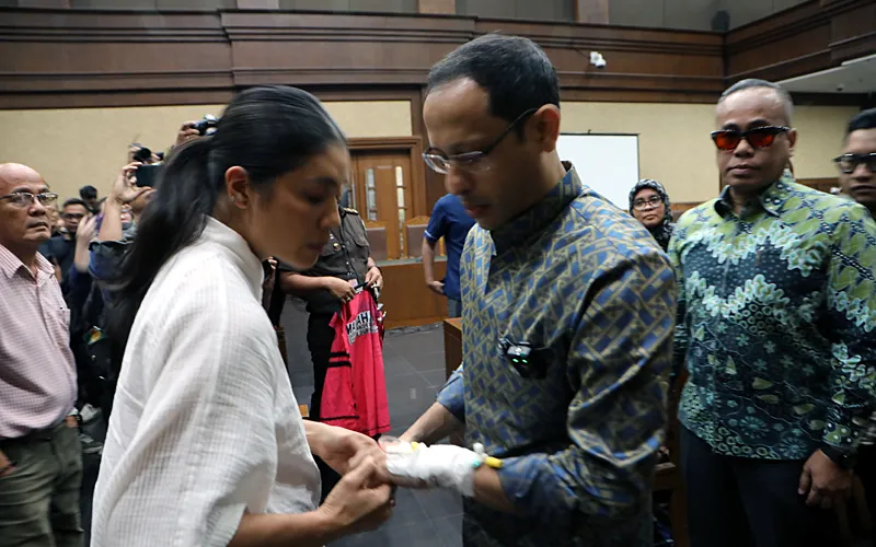 Terdakwa kasus dugaan korupsi pengadaan chromebook, Nadiem Makarim, kembali menghadiri persidangan di Pengadilan Tipikor Jakarta pada Senin (4/5/2026). Majelis Hakim secara tegas menolak permohonan tim hukum mantan Mendikbudristek tersebut untuk melaksanakan persidangan secara daring atau melalui Zoom. Pakar Hukum Pidana Universitas Padjajaran Romli Atmasasmita dihadirkan sebagai ahli meringankan oleh Eks Mendikbudristek Nadiem Makarim. Robinsar Nainggolan