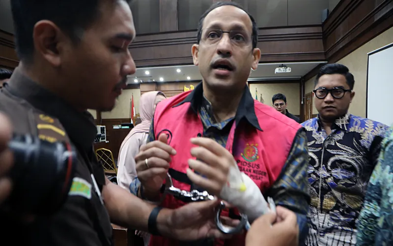 Terdakwa kasus dugaan korupsi pengadaan chromebook, Nadiem Makarim, kembali menghadiri persidangan di Pengadilan Tipikor Jakarta pada Senin (4/5/2026). Majelis Hakim secara tegas menolak permohonan tim hukum mantan Mendikbudristek tersebut untuk melaksanakan persidangan secara daring atau melalui Zoom. Pakar Hukum Pidana Universitas Padjajaran Romli Atmasasmita dihadirkan sebagai ahli meringankan oleh Eks Mendikbudristek Nadiem Makarim. Robinsar Nainggolan