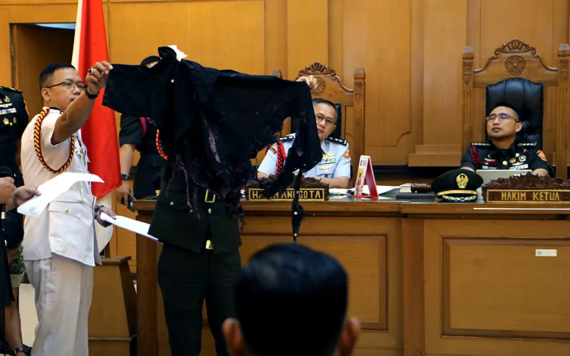 Oditur militer menampilkan sejumlah barang bukti penyerangan aktivis hak asasi manusia, Andrie Yunus, di sidang kedua pada Rabu, (6/5/2026) menghadirkan keempat terdakwa yang disebut menyiramkan air keras kepada Andrie. Para terdakwa dimaksud ialah Sersan Dua Edi Sudarko, Letnan Satu Budhi Hariyanto Widhi, Kapten Nandala Dwi Prasetyo, dan Letnan Satu Sami Lakka. Barang yang ditampilkan berupa barang yang melekat pada Andrie Yunus dan yang digunakan terdakwa saat penyerangan. Selain pakaian dan w