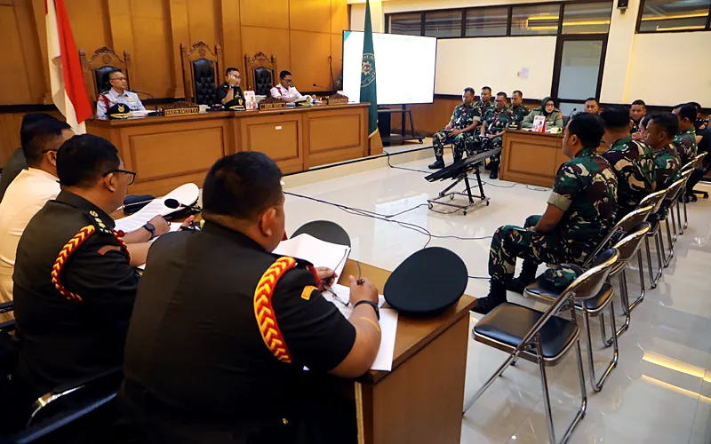 Oditur militer menampilkan sejumlah barang bukti penyerangan aktivis hak asasi manusia, Andrie Yunus, di sidang kedua pada Rabu, (6/5/2026) menghadirkan keempat terdakwa yang disebut menyiramkan air keras kepada Andrie. Para terdakwa dimaksud ialah Sersan Dua Edi Sudarko, Letnan Satu Budhi Hariyanto Widhi, Kapten Nandala Dwi Prasetyo, dan Letnan Satu Sami Lakka. Barang yang ditampilkan berupa barang yang melekat pada Andrie Yunus dan yang digunakan terdakwa saat penyerangan. Selain pakaian dan w