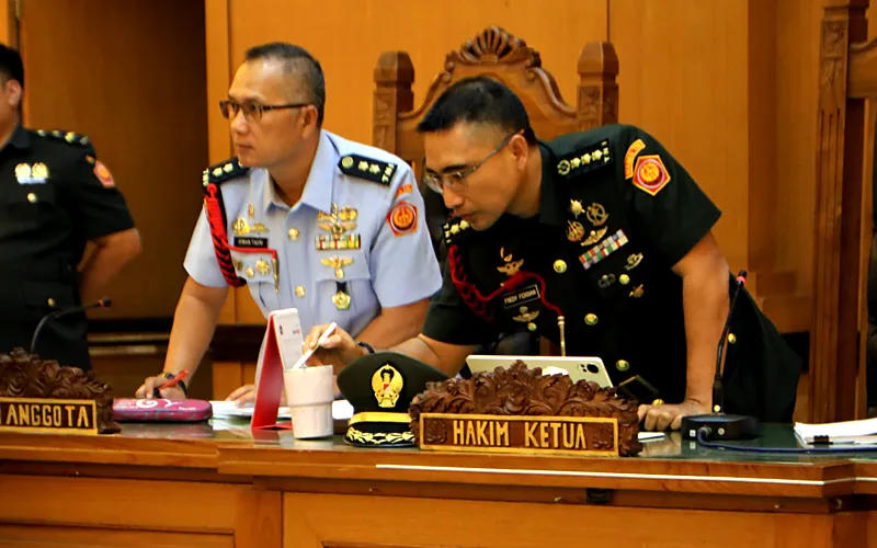 Oditur militer menampilkan sejumlah barang bukti penyerangan aktivis hak asasi manusia, Andrie Yunus, di sidang kedua pada Rabu, (6/5/2026) menghadirkan keempat terdakwa yang disebut menyiramkan air keras kepada Andrie. Para terdakwa dimaksud ialah Sersan Dua Edi Sudarko, Letnan Satu Budhi Hariyanto Widhi, Kapten Nandala Dwi Prasetyo, dan Letnan Satu Sami Lakka. Barang yang ditampilkan berupa barang yang melekat pada Andrie Yunus dan yang digunakan terdakwa saat penyerangan. Selain pakaian dan w