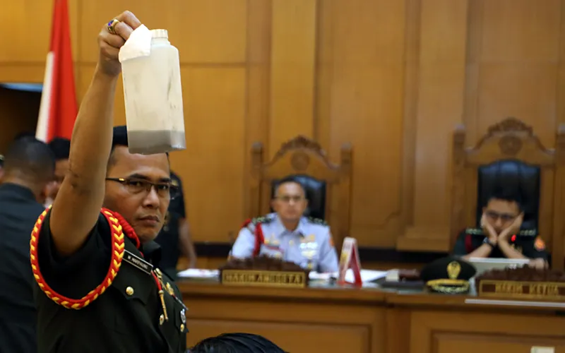 Oditur militer menampilkan sejumlah barang bukti penyerangan aktivis hak asasi manusia, Andrie Yunus, di sidang kedua pada Rabu, (6/5/2026) menghadirkan keempat terdakwa yang disebut menyiramkan air keras kepada Andrie. Para terdakwa dimaksud ialah Sersan Dua Edi Sudarko, Letnan Satu Budhi Hariyanto Widhi, Kapten Nandala Dwi Prasetyo, dan Letnan Satu Sami Lakka. Barang yang ditampilkan berupa barang yang melekat pada Andrie Yunus dan yang digunakan terdakwa saat penyerangan. Selain pakaian dan w