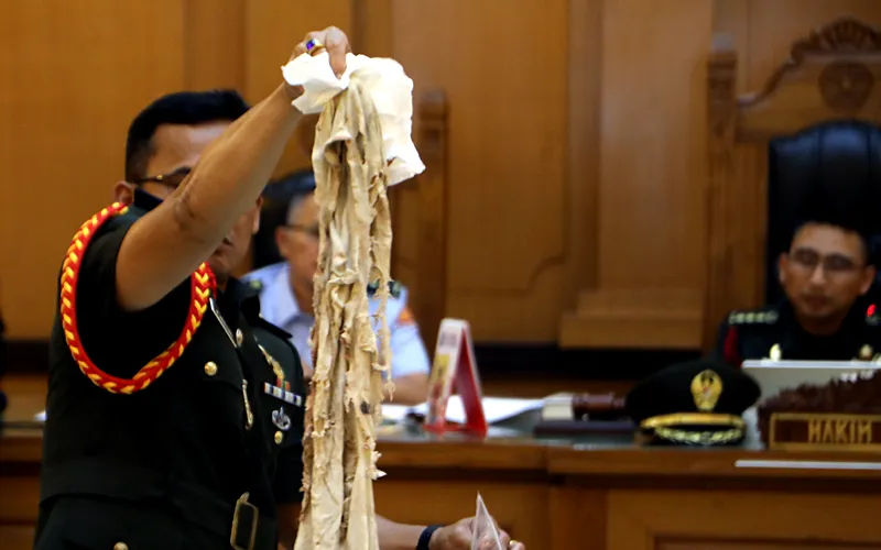 Oditur militer menampilkan sejumlah barang bukti penyerangan aktivis hak asasi manusia, Andrie Yunus, di sidang kedua pada Rabu, (6/5/2026) menghadirkan keempat terdakwa yang disebut menyiramkan air keras kepada Andrie. Para terdakwa dimaksud ialah Sersan Dua Edi Sudarko, Letnan Satu Budhi Hariyanto Widhi, Kapten Nandala Dwi Prasetyo, dan Letnan Satu Sami Lakka. Barang yang ditampilkan berupa barang yang melekat pada Andrie Yunus dan yang digunakan terdakwa saat penyerangan. Selain pakaian dan w
