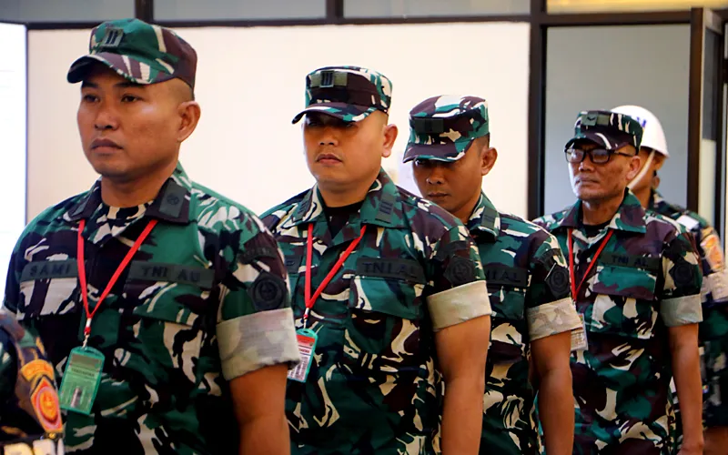 Oditur militer menampilkan sejumlah barang bukti penyerangan aktivis hak asasi manusia, Andrie Yunus, di sidang kedua pada Rabu, (6/5/2026) menghadirkan keempat terdakwa yang disebut menyiramkan air keras kepada Andrie. Para terdakwa dimaksud ialah Sersan Dua Edi Sudarko, Letnan Satu Budhi Hariyanto Widhi, Kapten Nandala Dwi Prasetyo, dan Letnan Satu Sami Lakka. Barang yang ditampilkan berupa barang yang melekat pada Andrie Yunus dan yang digunakan terdakwa saat penyerangan. Selain pakaian dan w