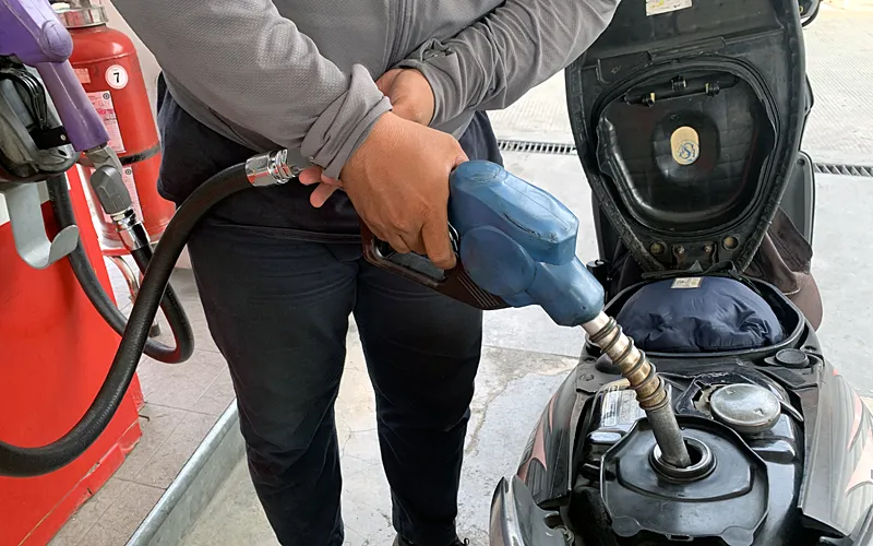 Para pengendara motor mengisi bensin di SPBU Pertamina, kawasan Palmerah, Jakarta, Jumat (8/5/2026). Sebanyak 13 SPBU Pertamina tak lagi menjual BBM Pertalite. Menurut Pertamina, berhentinya SPBU tersebut menjual Pertalite lantaran adanya peningkatan status menjadi SPBU Signature yang tak lagi menjual bensin bersubsidi. Robinsar Nainggolan