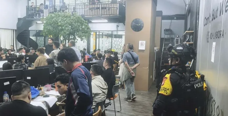 Suasana penggrebekan markas Judol di kawasan hayam Wuruk Jakarta. (dpmptspluwukab.co.id)