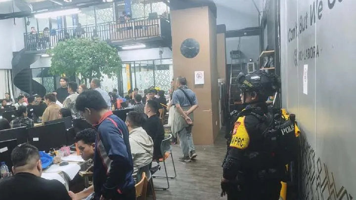 Saat Penggerebekan Markas Judol WNA Berpakaian Santai di Ruang Kerja  foto tempo.co