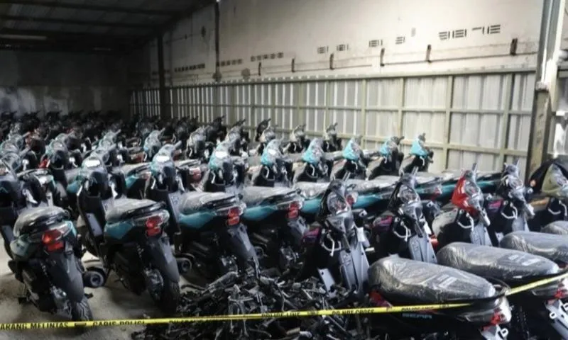 Ribuan unit sepeda motor yang disita Polda Metro Jaya di Jalan Kemandoran, Grogol Utara, Kebayoran Lama, Jakarta Selatan, Senin (11/5/2026). ANTARA/Ilham Kausar.