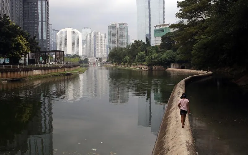 Warga beraktivitas di Waduk Melati, Jakarta, Kamis (14/5/2026). Waduk yang memiliki luas sekitar 3,5 hektare ini dibangun sebagai pengendali banjir dan rencananya akan ditata serta disiapkan menjadi ruang terbuka baru dengan pemandangan gedung-gedung pencakar langit khas Kota Jakarta. Robinsar Nainggolan