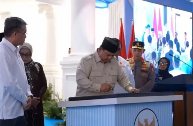 Presiden Prabowo Subianto menandatangani prasasti Museum Ibu Marsinah dan Rumah Singgah dalam peresmian museum tersebut di Desa Nglundo, Kabupaten Nganjuk, Jawa Timur, Sabtu (16/5/2026). (Antara)