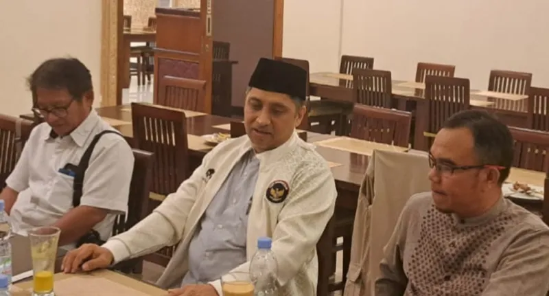 Ketua Bamperda DPRD Jakarta Abdul Aziz (tengah) saat menghadiri silaturahmi dan diskusi bersama jurnalis di kawasan Slipi, Palmerah, Jakarta Barat, Jumat (15/5/2026).