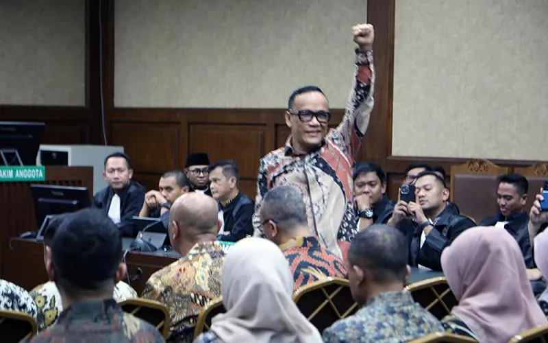 Jaksa KPK mendakwa eks Wamenaker Immanuel Ebenezer Gerungan atau Noel melakukan pemerasan pengurusan sertifikasi K3 bersama sejumlah ASN Kemnaker. Jaksa menuntut Menjatuhkan pidana terhadap Terdakwa Immanuel Ebenezer Gerungan berupa pidana penjara selama 5 tahun. Robinsar Nainggolan