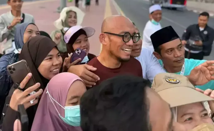 Wakil Menteri Haji dan Umrah Dahnil Anzar Simanjuntak (berkacamata) meninjau langsung kondisi dan layanan pemondokan jemaah haji Indonesia di kawasan Syiyah, Makkah, Arab Saudi, pada Kamis (21/5/2026). (Babelinsight)