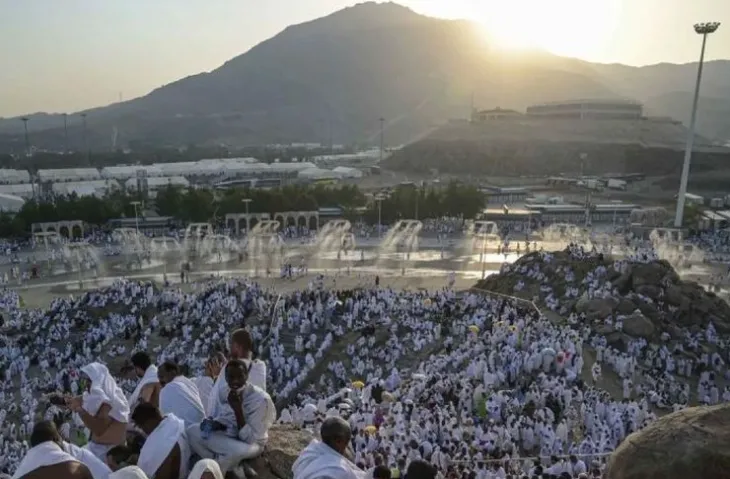 Ilustrasi: Umat Islam memadati Jabal Rahmah jelang wukuf di Arafah, Makkah, Arab Saudi, Sabtu (15/6/2024). Jutaan jamaah haji dari berbagai negara berkumpul di Arafah untuk melaksanakan wukuf yang merupakan rukun haji pada prosesi puncak ibadah haji 1445 H. (Antara via Kompas)