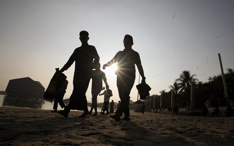 Solat Iduladha Dipinggir Pantai Jakarta