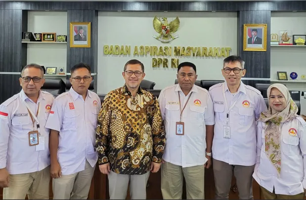Pengurus FSP BUMN IRA bersama Ketua BAM DPR RI Ahmad Heryawan (batik) usai audiensi di Gedung DPR RI, Rabu (3/6).