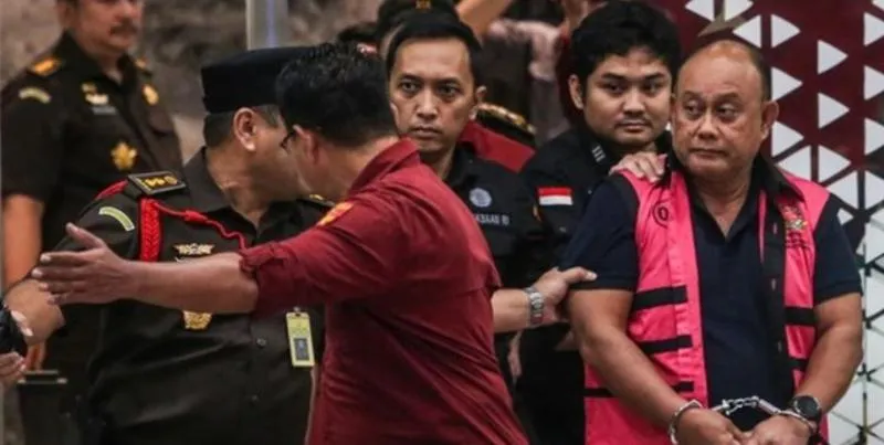 Bekas Kepala BGN Dadan Hindayana gunakan rompi tersangka pink (Detik)