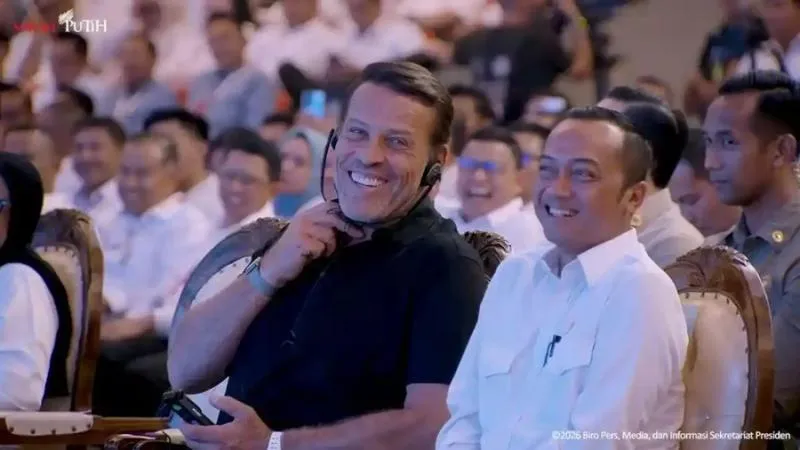 Ini Sosok Bule Berbadan Besar yang Hadir di Acara MBG Bareng Prabowo. (Istimewa).