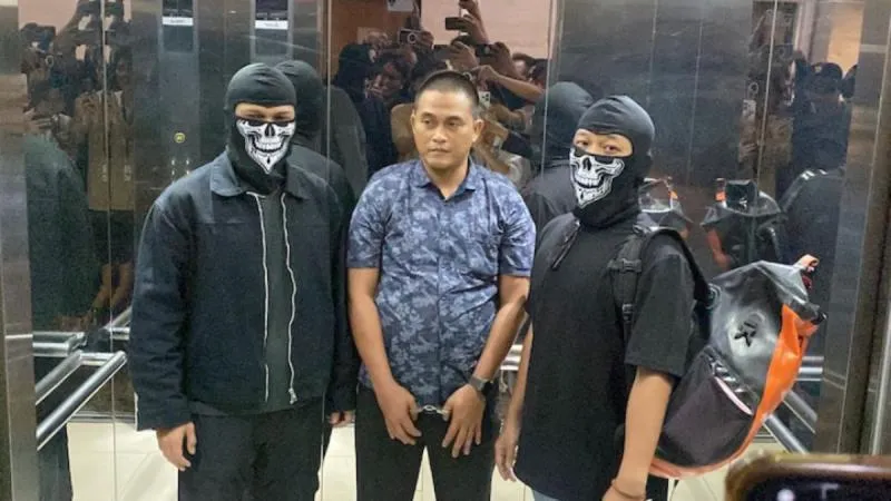 Bekas Anggota Brimob Bripka Dedy Wiratama ditahan Bareskrim Polri karena bekingi kampung narkoba Samarinda ( Metro TV)