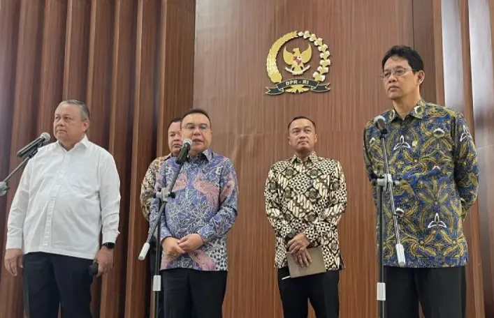 Gubernur Bank Indonesia Perry Warjiyo (kiri), Wakil Ketua DPR RI Sufmi Dasco Ahmad (kedua kiri), Menteri Sekretaris Negara (Mensesneg) Prasetyo Hadi (kedua kanan), dan Menteri Keuangan (Menkeu) Purbaya Yudhi Sadewa (kanan) dalam konferensi pers di Jakarta, Sabtu (6/6/2026). (Antara)