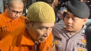 Bos Operasional Maktour Digiring ke Rutan KPK, Wajah Sembab