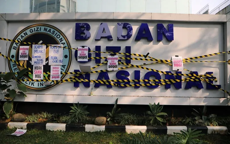 Koalisi masyarakat sipil yang tergabung dalam MBG Watch melakukan aksi simbolik dengan menyegel Gedung Badan Gizi Nasional (BGN), Jakarta Pusat, Rabu, (10/6/2026). MBG Watch meminta Presiden Prabowo Subianto menghentikan program MBG. Alasannya, tata kelola MBG saat ini didesain untuk perburuan rente. Robinsar Nainggolan