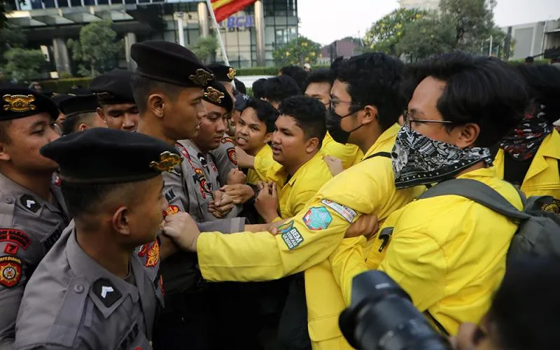 Aksi demonstrasi mahasiswa dan masyarakat sipil di kawasan Sudirman-Bundaran HI memanas pada Jumat sore, (12/6/2026). Massa yang didominasi mahasiswa mulai merangsek barikade aparat keamanan setelah tertahan di Jalan Jenderal Sudirman, tepatnya di depan Menara UOB. Robinsar Nainggolan