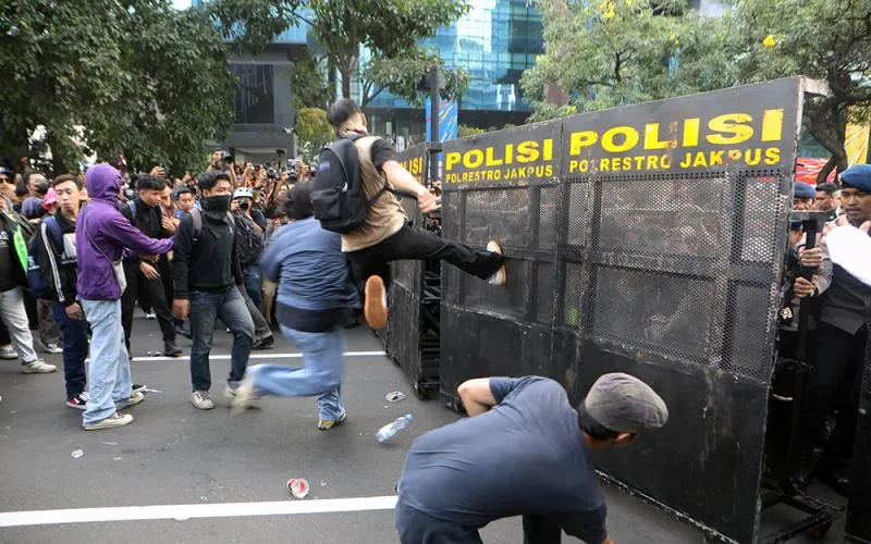Aksi demonstrasi mahasiswa dan masyarakat sipil di kawasan Sudirman-Bundaran HI   foto : Robinsar Nainggolan