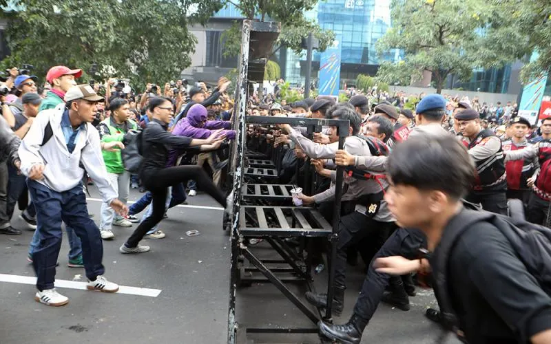 Aksi demonstrasi mahasiswa dan masyarakat sipil di kawasan Sudirman-Bundaran HI memanas pada Jumat sore, (12/6/2026). Massa yang didominasi mahasiswa mulai merangsek barikade aparat keamanan setelah tertahan di Jalan Jenderal Sudirman, tepatnya di depan Menara UOB. Robinsar Nainggolan