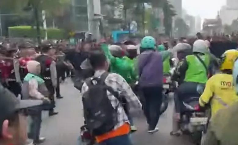 Aksi Solidaritas Driver Ojol Protes Penghalangan Mahasiswa ke HI foto : Youtube Kompas