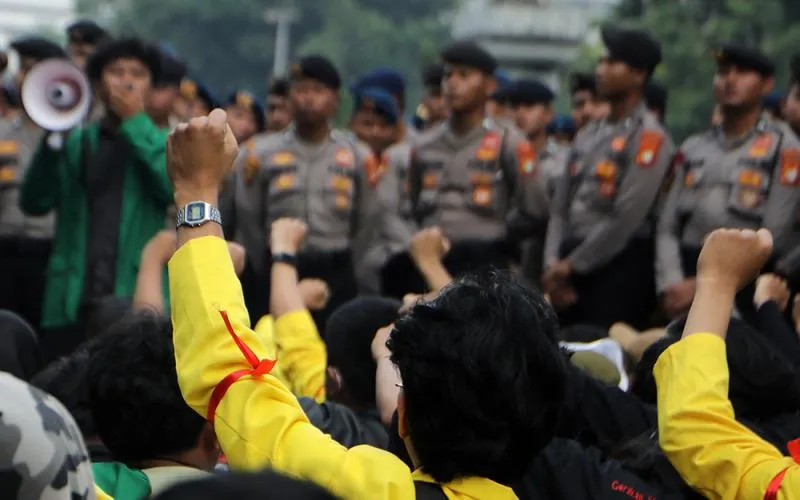 Mahasiswa dari Universitas Terbuka (UT) hingga Universitas Nasional (Unas) menggelar unjuk rasa di kawasan Dukuh Atas, Jalan MH Thamrin, Jakarta Pusat, Senin, (15/6/2026). Massa mahasiswa ini memadati ruas jalan di depan gedung perkantoran tersebut. Robinsar Nainggolan
