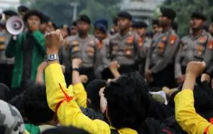 Ketika Demokrasi di Persimpangan, Hukum di Bawah Hujan