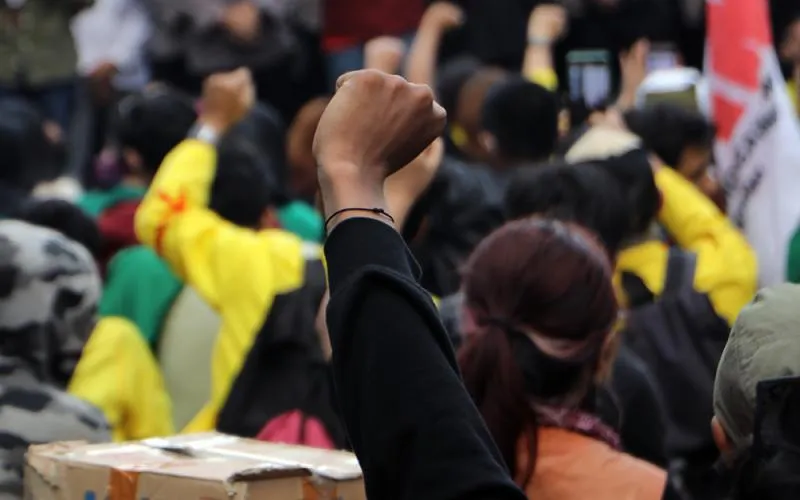 Mahasiswa dari Universitas Terbuka (UT) hingga Universitas Nasional (Unas) menggelar unjuk rasa di kawasan Dukuh Atas, Jalan MH Thamrin, Jakarta Pusat, Senin, (15/6/2026). Massa mahasiswa ini memadati ruas jalan di depan gedung perkantoran tersebut. Robinsar Nainggolan