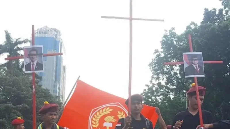 Pasang Foto Prabowo-Gibran di Salib Merah, PMKRI: Simbol Dua Pendosa! (Istimewa).