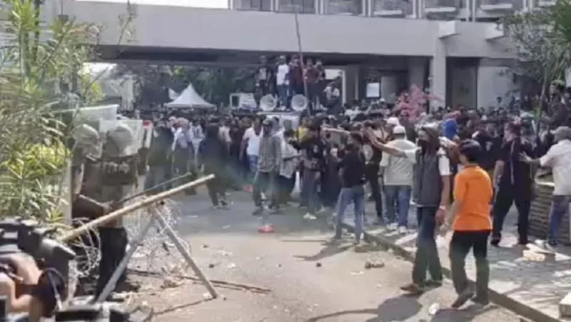 Ricuh, Massa Lempari Batu-Botol ke Aparat saat Eksekusi Hotel Sultan. (Tangkapan Layar CNNIndonesia TV).