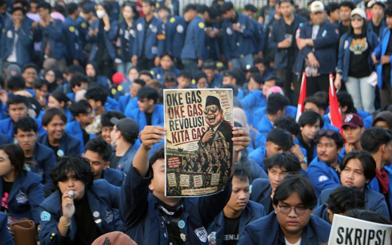 Mahasiswa Gelar Aksi di DPR Soroti Kebijakan Pemerintah