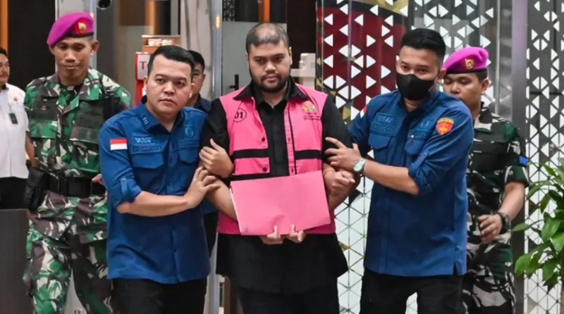  Ketua Yayasan Indonesia Food Security Review (IFSR) Glory Harimas Sihombing Glory Harimas Sihombing (rompi tahanan) ditetapkan menjadi tersangka ke-6 dalam Kasus Dugaan Korupsi Tata Kelola MBG di Kejaksaan Agung, Jakarta, Kamis (18/6/2026). (Antara via Kumparan)