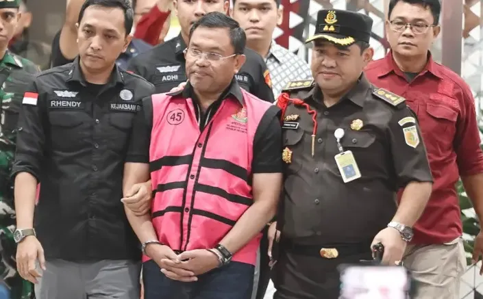 Mantan Wakil Kepala Badan Gizi Nasional Sony Sonjaya (rompi) berjalan memasuki mobil tahanan di Kejaksaan Agung, Jakarta, Rabu (03/06). Kejaksaan Agung menetapkan Sony sebagai tersangka dugaan tindak pidana korupsi tata kelola program Makan Bergizi Gratis (MBG). (Antara via BBC)