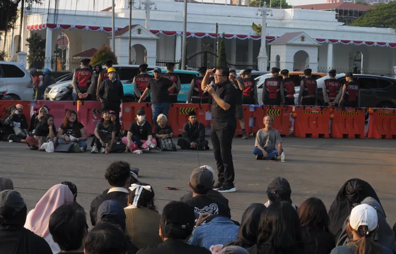 Aksi Kamisan ke #912 di seberang Istana Merdeka, Jakarta, Kamis (18/6/2026).