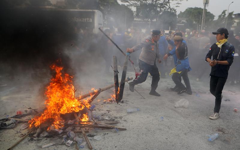 Massa Aksi PMII Bentrok Dengan Polisi