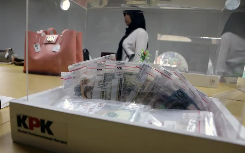 ilustrasi penyitaan bukti uang. konteks: Direktur Pelacakan Aset, Pengelolaan Barang Bukti, dan Eksekusi (Labuksi) KPK Mungki Hadipratikto  bersama Direktur Investasi PT. Taspen Rony Hanityo Aprianto meninjau sejumlah barang mewah hasil rampasan KPK saat Rilis Barang Sitaan Perkara Kemnaker dan Penyerahan Uang Rampasan Perkara PT. Taspen di Gedung Rupbasan KPK, Jakarta, Rabu (24/6/2026). Robinsar Nainggolan